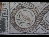 03941 ostia - regio i - insula iv - casa di bacco fanciullo (i,iv,3) - mosaik im hof - detail unten li - 2016.jpg